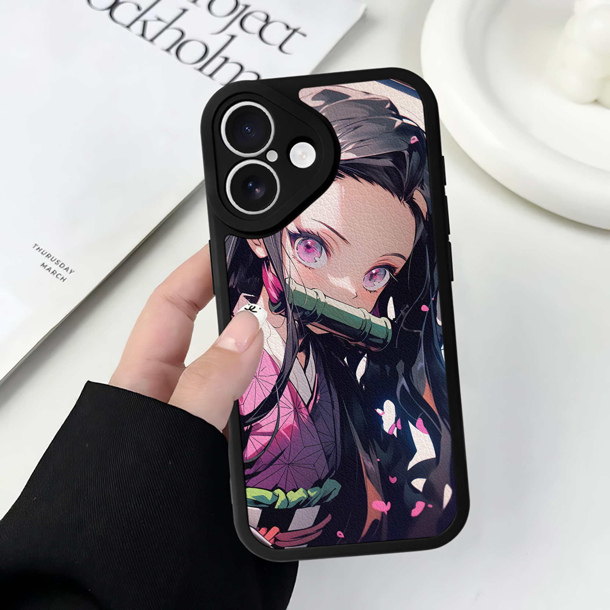 （画像用） 鬼滅の刃（きめつのやいば）竈門 禰󠄀豆子／かまど ねずこ Kamado Nezuko 【iPhone 16シリーズ対応】シリコンスマホケース（レザー調） 材質：シリコン